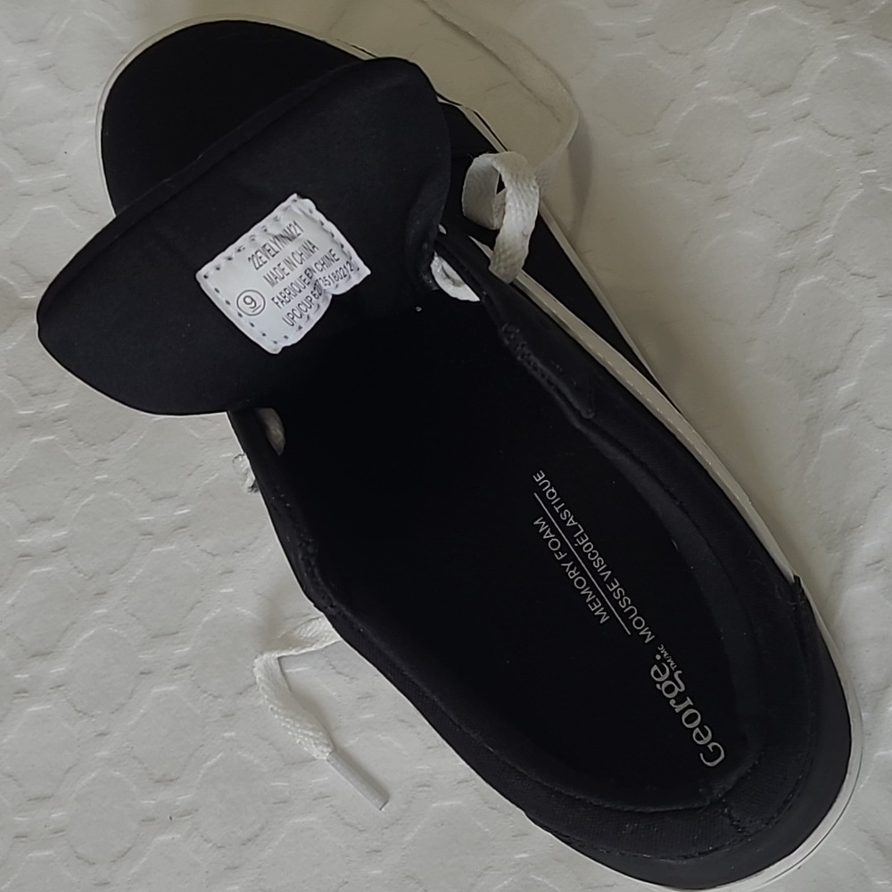 🆕️ Black & White Canvas Sneakers - Picture 9 of 11